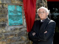Fr Pat Ahern with the plaque he unveiled to mark the 40th anniversary of the founding of Siamsa Tire at a special celebration on Sunday. Photo by Domnick Walsh