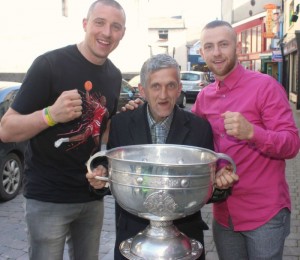 Kieran Donaghy and Barry John Walsh with Christy McCarthy in the town centre with Sam Maguire. Photo by Gavin O'Connor. 