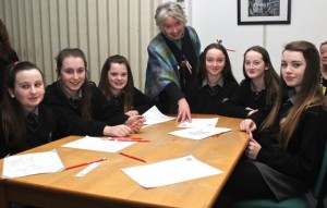 Kerry County Council Writer in Residence, Maire Holmes with Gaelcholáiste Chiarraí students at the poetry writing session to mark World Book Day in Kerry County Library were, from left: Jade Ni Bhriainmanns, Kayleigh Ni Fhinn, Tamzin Ni Bhriain, Mebhni Ni Mhaoldomhnaigh, Laoise Ni Dhulchaiontigh, Alana Eviston. Photo by Gavin O'Connor.