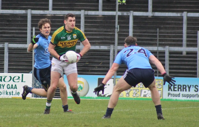 Paul Geaney takes on Philly McMahon. Photo by Dermot Crean. 