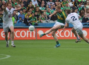 Colm Copper, takes a shot on against Kildare in the 2015 All-Ireland quarter-final. Photo by Dermot Crean. 