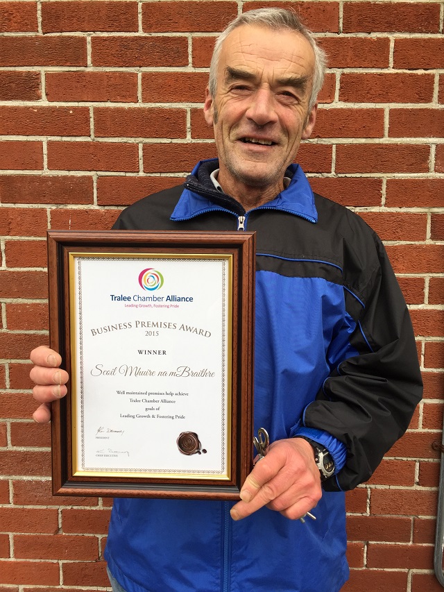 CBS Primary School caretaker, David Magnier, with the Tidy Town award. 