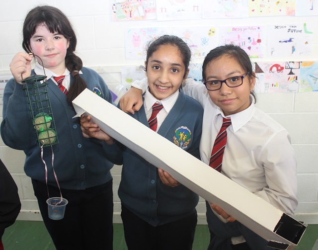 At the Scoil Eoin National Science Week, science experiments day. Aoife Kerins, Zara Chaudhry, Alex Perez. Photo by Gavin O'Connor.