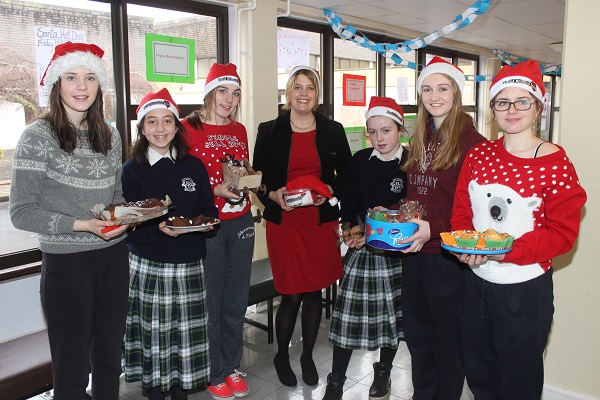 Maeve Pearse, Simone Hunt, Chiombhe Hanifin, Marian Cronin, Ashling O'Brien, Rosin Curran and Eva McCormick at the Presentation Secondary School Santa Hat Day in aid of Ronald McDonald House. Photo by Gavin O'Connor. 