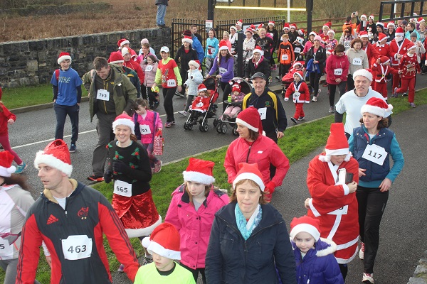 Participants of the Santa Run head off from the Wetlands. Photo by Gavin O'Connor. 