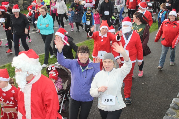 Participants of the Santa Run head off from the Wetlands. Photo by Gavin O'Connor. 