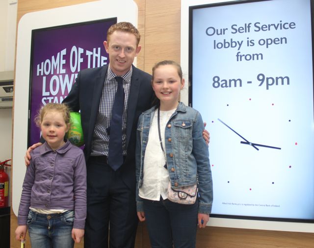 Colm Cooper with Aine and Maria Walsh, The Spa, at the fun day at AIB in Castle Street, Tralee, on Tuesday. Photo by Dermot Crean