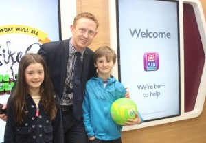 Colm Cooper with Doireann and Ríain Foley, Firies, at the fun day at AIB in Castle Street, Tralee, on Tuesday. Photo by Dermot Crean