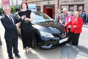Derry Fleming (Tralee Credit Union) hands over the keys of a new Nissan Pulsar to Linda O'Connor. On the right, from left, Siobhain O'Connor, Peter O'Connor, Marie O'Connor and Sheila Fitzgerald. Photo by Gavin O'Connor. 