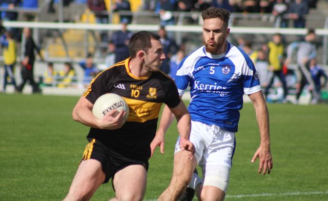 Daithi Casey looks for a man as Ross O'Callaghan challenges. Photo by Dermot Crean