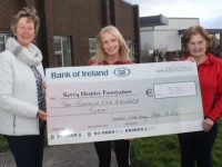 Michelle Greaney (centre) presents a cheque for €2,500 to Maura Sullivan and Mary Shanahan of Kerry Hospice. Photo by Dermot Crean