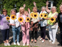 Miriam O'Callaghan is joined by local Hospice volunteers in Ballybunion promoting the upcoming Sunflower Days in the county.