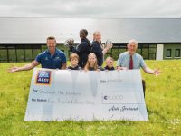 Bjorn Minnie, Assistant Store Manager ALDI Tralee (John Joe Sheehy Rd), presenting €5,000 cheque to ALDI Play Rugby competition runner-up school, Gaelscoil Mhic Easmainn, Ráth Ronáin, Tralee, Co Kerry, to upgrade their sporting facilities.