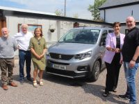Minister Norma Foley presents the keys of the new vehicle to Baile Mhuire Day Care Centre Chairperson Edward O'Connor. Also included, from left, are; Enda O'Brien, Paddy Garvey and Jane Deasy. Photo by Dermot Crean