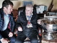 Jack O'Connor pays a visit to Mick O'Dwyer with an old friend back in 2022. The photo by Cian O'Connor has won a McNamee Award.