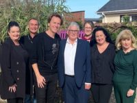 Renowned fashion designer & Ballyheigue native, Don O’Neill, visited Recovery Haven Kerry with his husband Pascal Guillermie.
last week to officially accept his role as Patron of cancer support charity, Recovery Haven Kerry.
(l-r) Marisa Reidy (Recovery Haven), Pascal Guillermie & Don O’Neill with Dermot Crowley, Siobhan MacSweeney, Jacinta Bradley and Gemma Fort (Recovery Haven)
