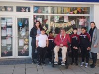 Moyderwell National School decorated Eurogiant, The Square, Tralee – Teachers: Oonagh O’Rahilly, Brenda Coughlan and students of Moyderwell National School and Mayor of Tralee, Terry O’Brien.